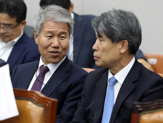 대통령비서실 김수현 사회수석과 윤종원 경제수석이 6일 국회에서 열린 국회 운영위원회의 청와대 국정감사에서 대화하고 있다.   연합뉴스